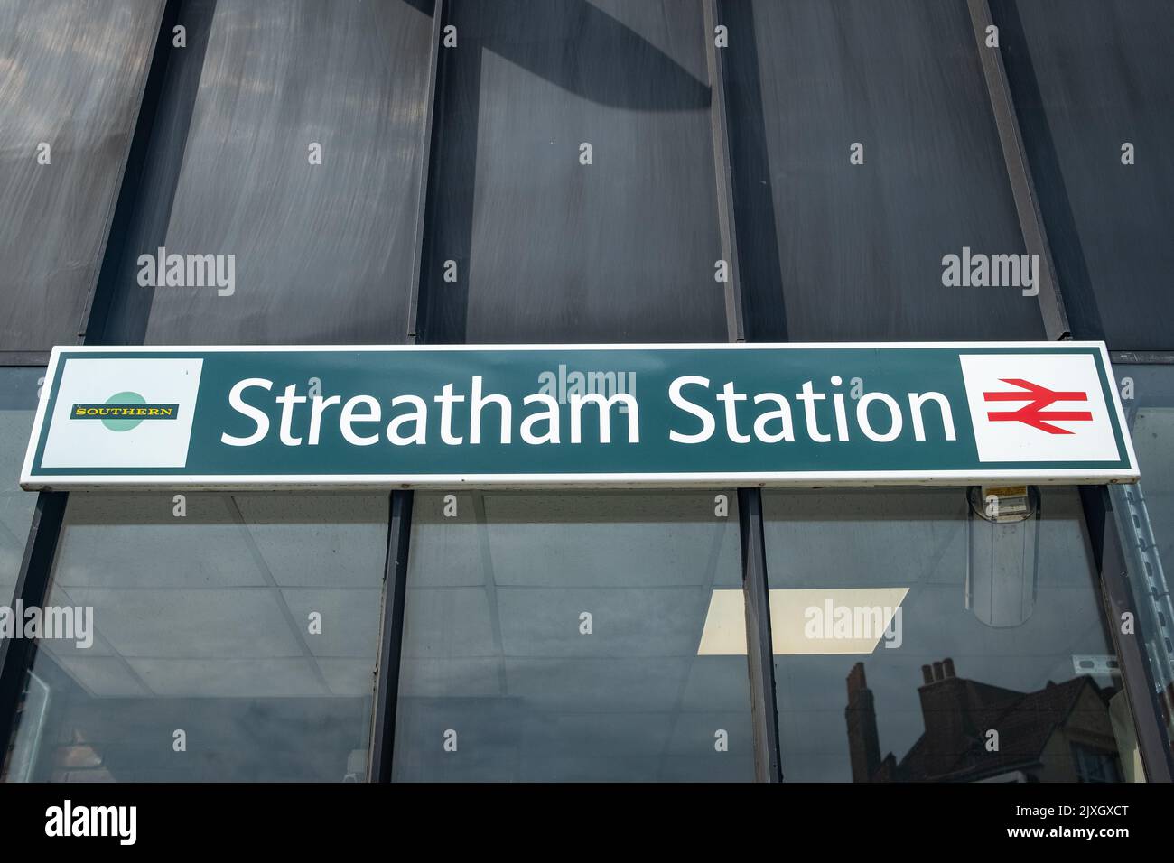 Londra - Agosto 2022: Il cartello della stazione Streatham e il logo Southern, una stazione ferroviaria nel sud-ovest di Londra Foto Stock