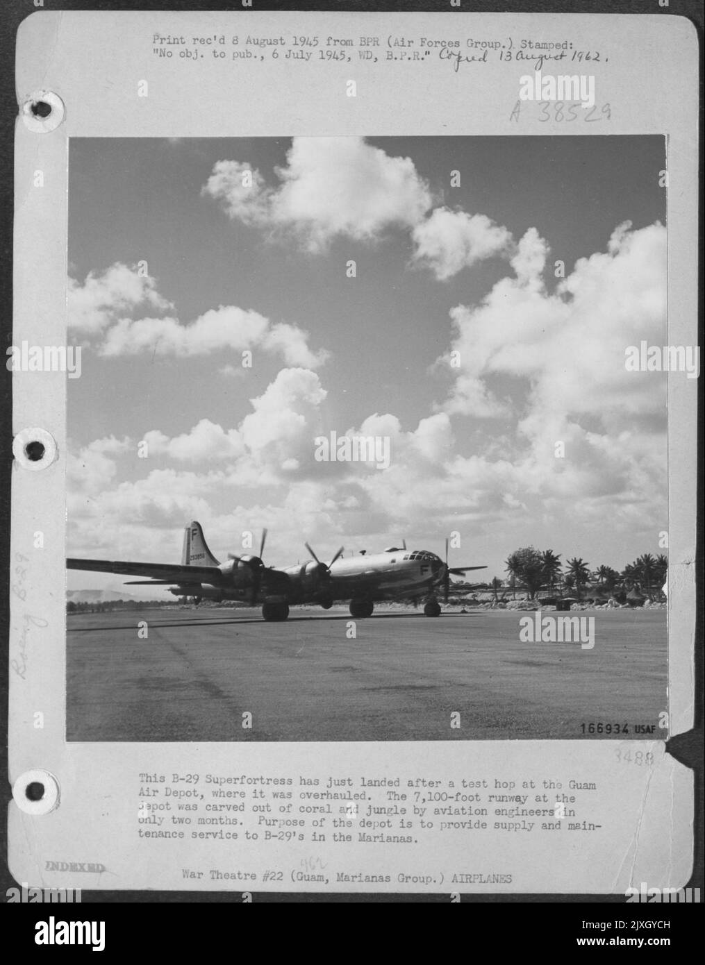 Questo B-29 Superfortress è appena atterrato dopo Un Test Hop al Guam Air Depot, dove è stato revisionato. La pista di 7.100 piedi al deposito è stata scolpita da Coral and Jungle da ingegneri dell'aviazione in soli due mesi. Lo scopo del deposito è quello di fornire S Foto Stock