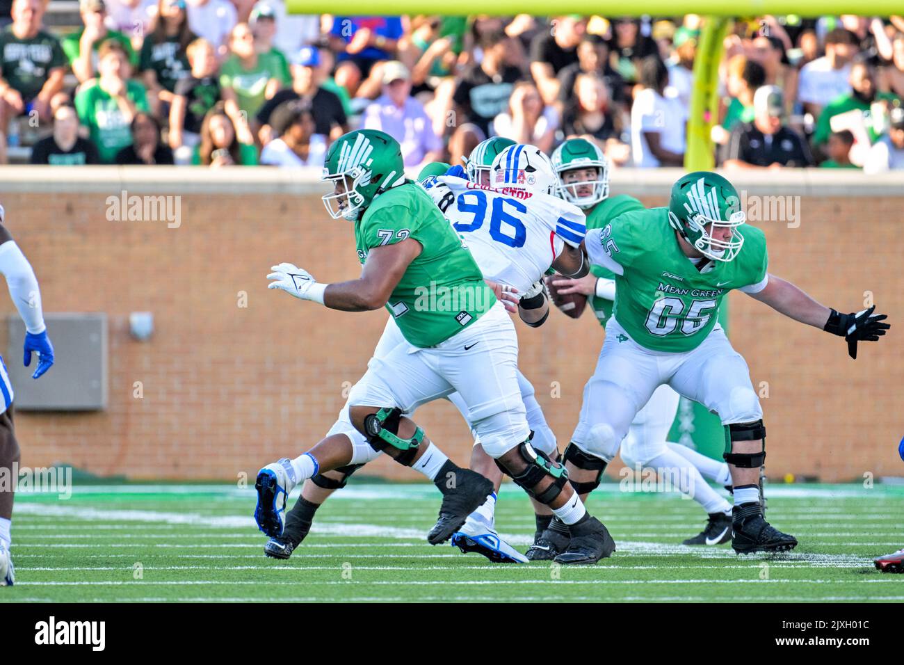 DENTON, TX - 3rd settembre: North Texas Mean Green Offensive Lineman Manase Mose (72) e North Texas Mean Green Offensive Lineman Gabe Blair (65) per North Texas Mean Green Football vs SMU Mustangs all'Apogee Stadium di Denton il 3rd settembre 2022 a Denton, Texas. (Foto di Manny Flores) Foto Stock