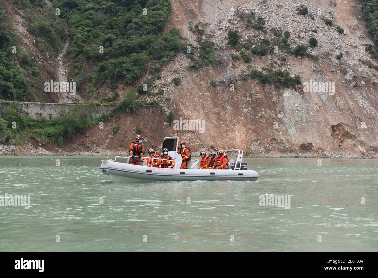LUDING, CINA - 7 SETTEMBRE 2022 - la prefettura di Ganzi Fire and Rescue distaccamento utilizza gommoni per attraversare il fiume Dadu nella contea di Luding, Sichuan Pr Foto Stock