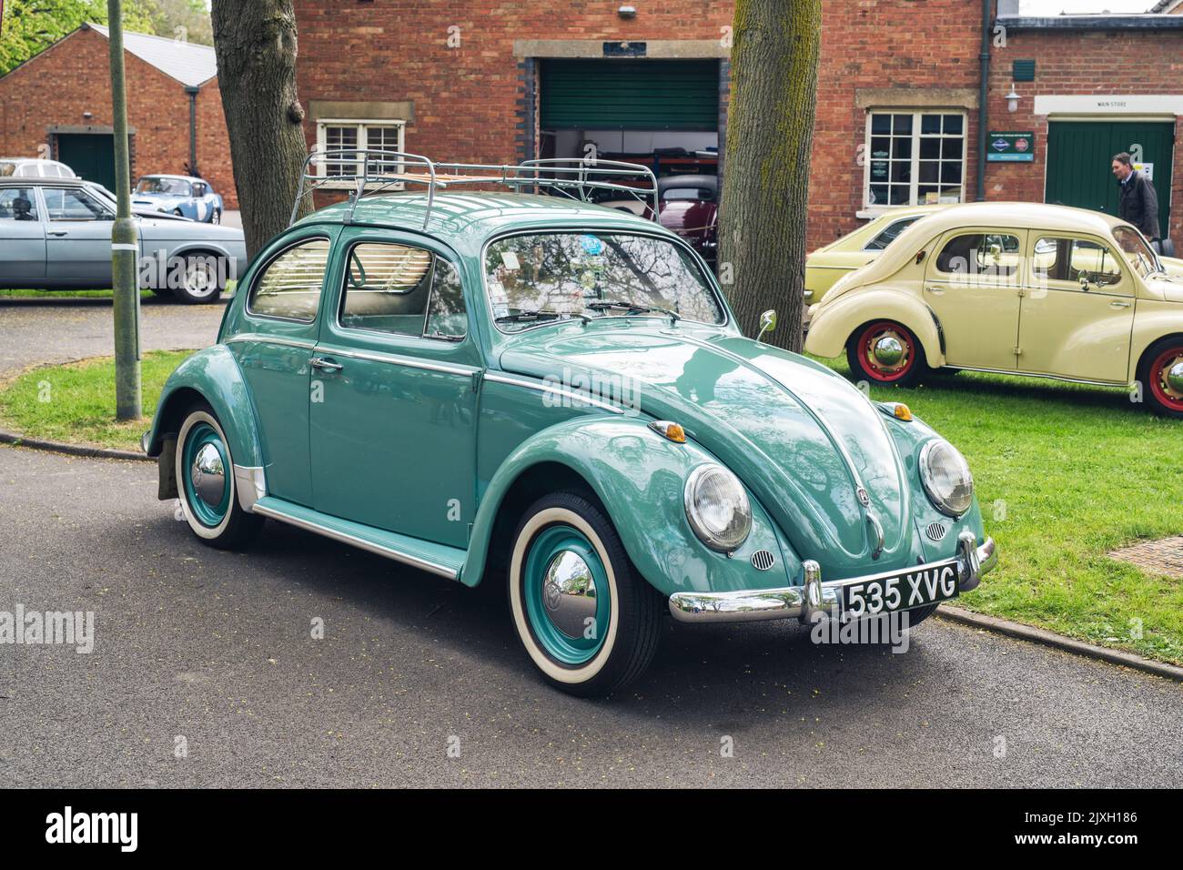 1960 Volkswagen Beetle al Bicester Heritage Center primavera domenica gara evento. Bicester, Oxfordshire, Inghilterra Foto Stock