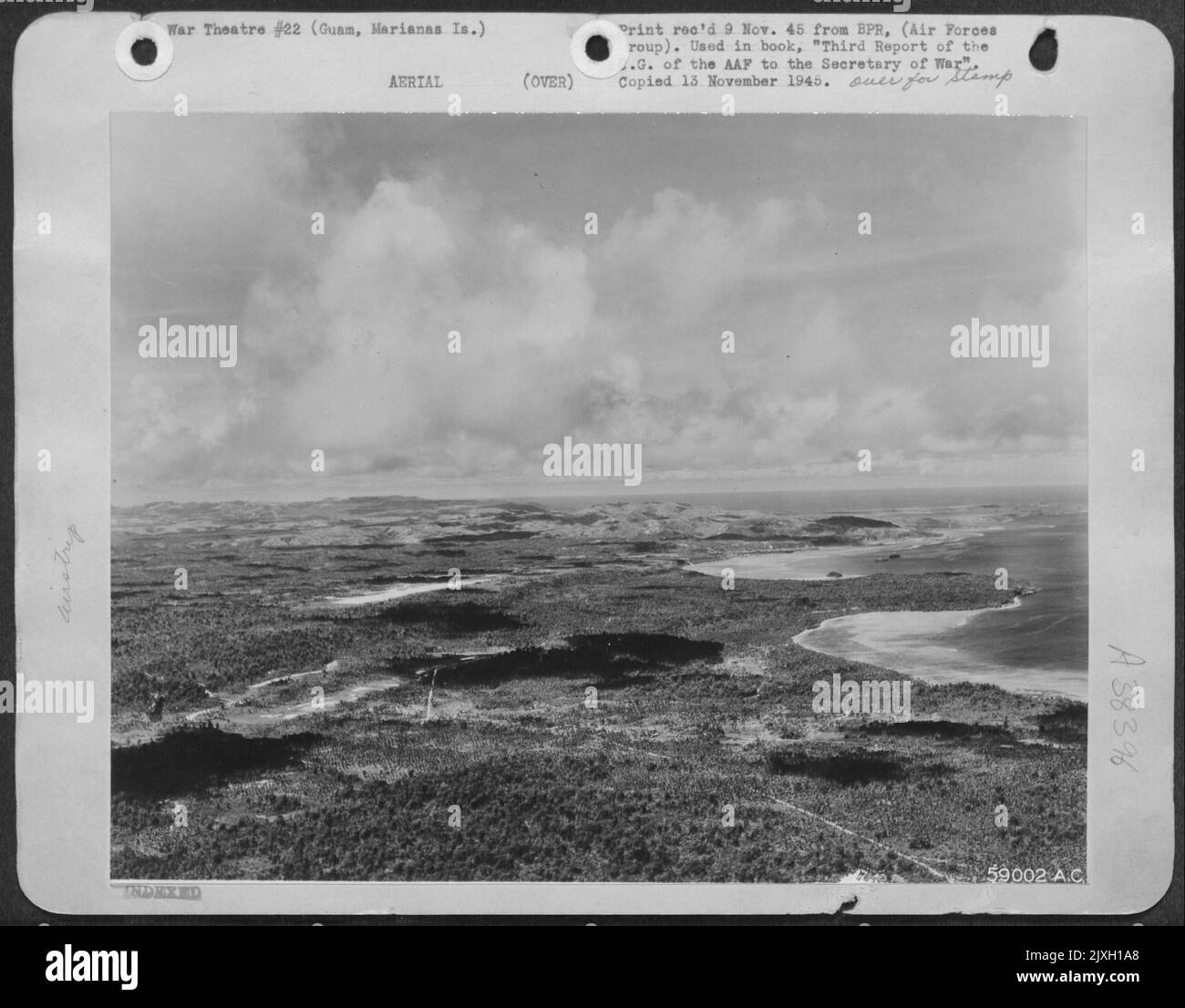 Nell'agosto 1944 questa zona di Guam era Wilderness tranne Per Una striscia giapponese del combattente. Un anno dopo era diventato Harmon Field. Foto Stock