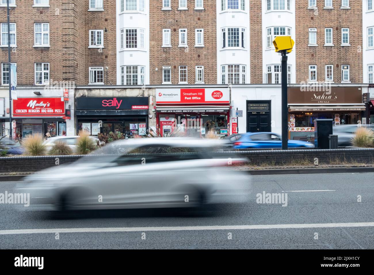 Londra - Agosto 2022: Autovelox su Streatham High Road, una strada principale di negozi misti nel sud-ovest di Londra Foto Stock