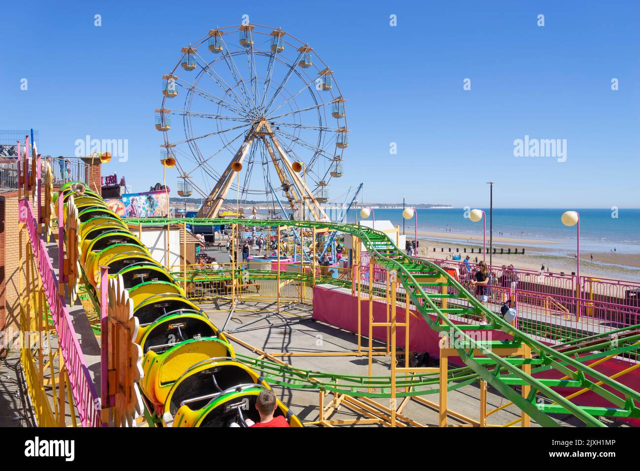 Bridlington Big Wheel e Rollercoaster funfair ride sul lungomare Bridlington North Beach East Riding of Yorkshire England UK GB Europe Foto Stock
