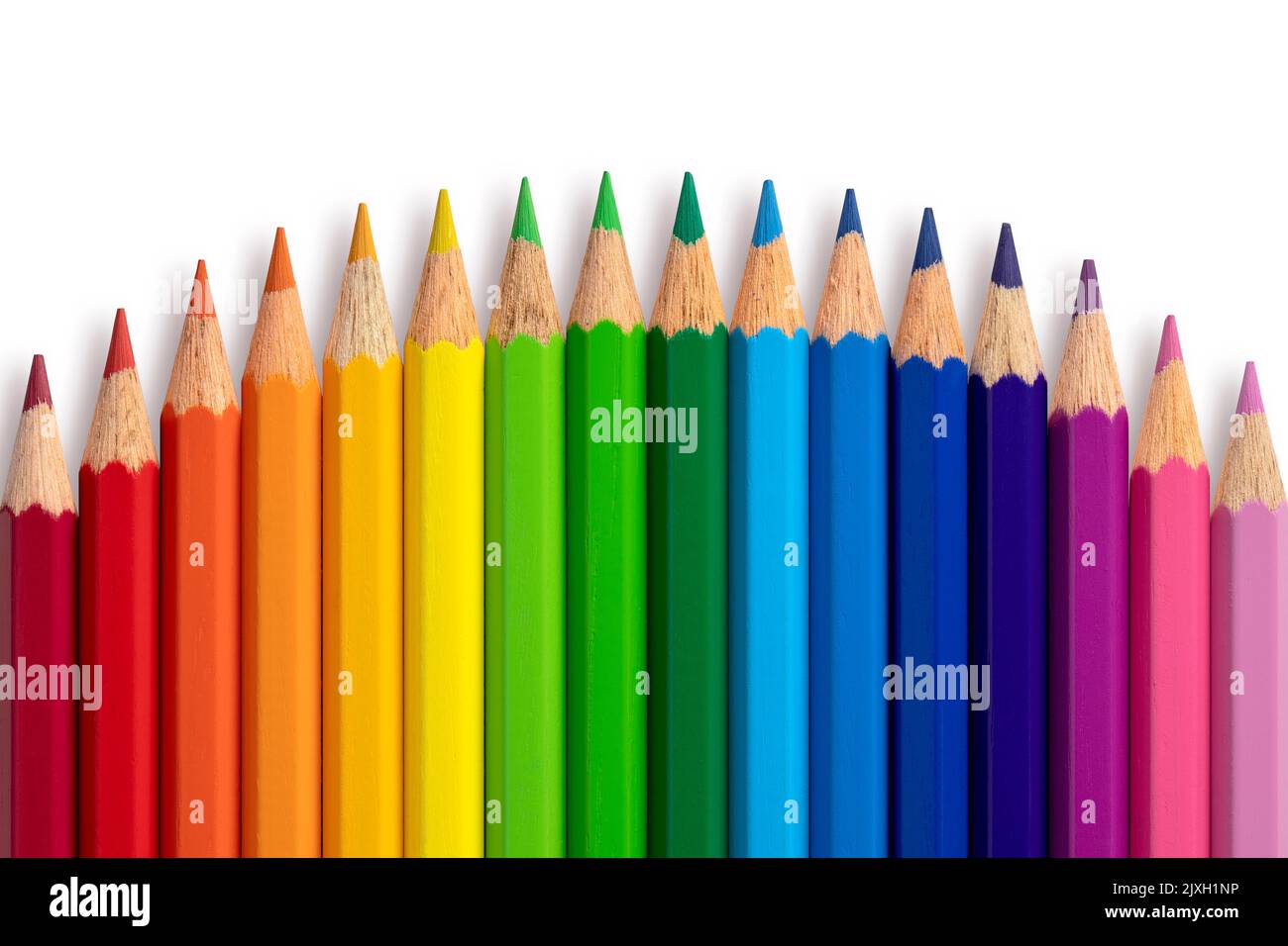 Matite colorate curva convessa isolata sullo sfondo. Primo piano. Foto Stock