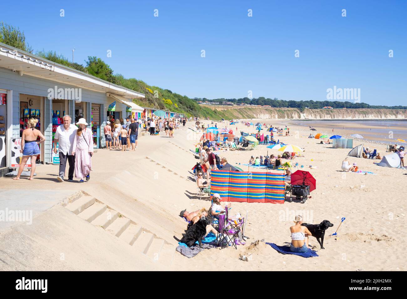 Spiaggia di Bridlington yorkshire gente che prende il sole sulla spiaggia nord azionamento marino del nord Bridlington East Riding di Yorkshire Inghilterra Regno Unito GB Europa Foto Stock