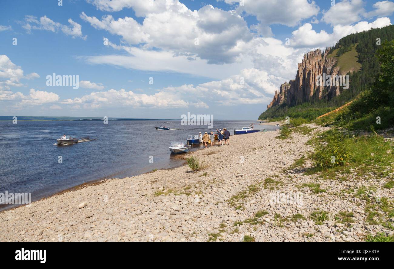 Barche a motore ormeggiano per Lena Pillars per riposare. Yakutia, Russia Foto Stock