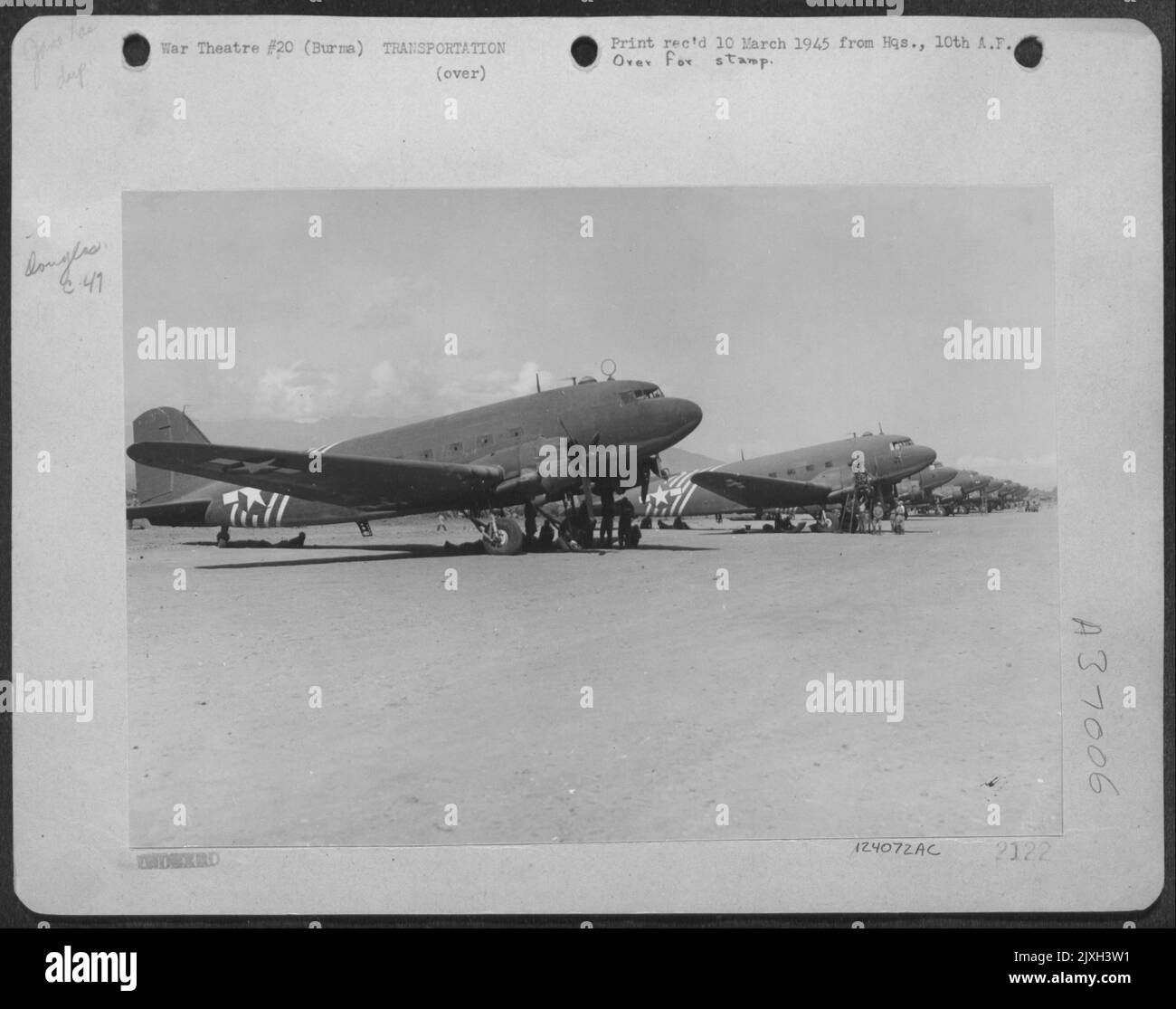 I soldati (due Divisioni) sono stati spostati in Cina dalla Birmania nel dicembre 44 e nel gennaio 45, per fermare ciò che si credeva fosse Un'unità giapponese nella Città chiave di Kweiyang, Cina. Il movimento aereo di (25.491) soldati cinesi ed americani, (1.596) cavalli e muli, 42 jeep Foto Stock