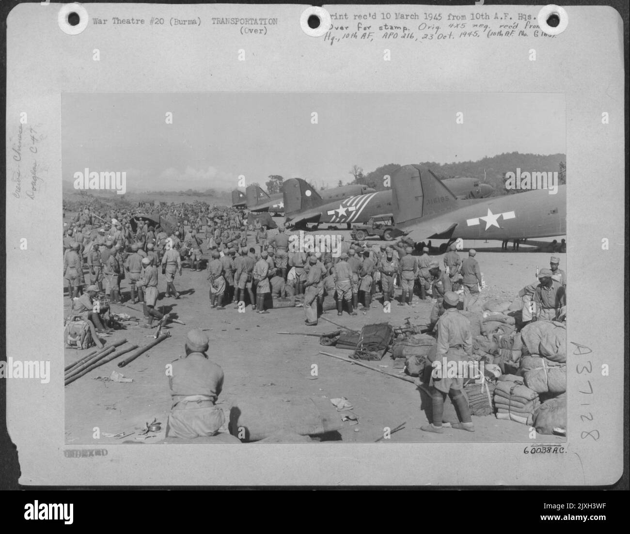 Due divisioni sono state spostate in Cina dalla Birmania nel dicembre 44 e nel gennaio 45, per fermare ciò che si credeva fosse Un'unità giapponese sulla Key City di Kweiyang, Cina. Il movimento aereo di 25.491 soldati cinesi e americani, 1.596 cavalli e Muules, 42 jeep, 48 75mm Howit Foto Stock