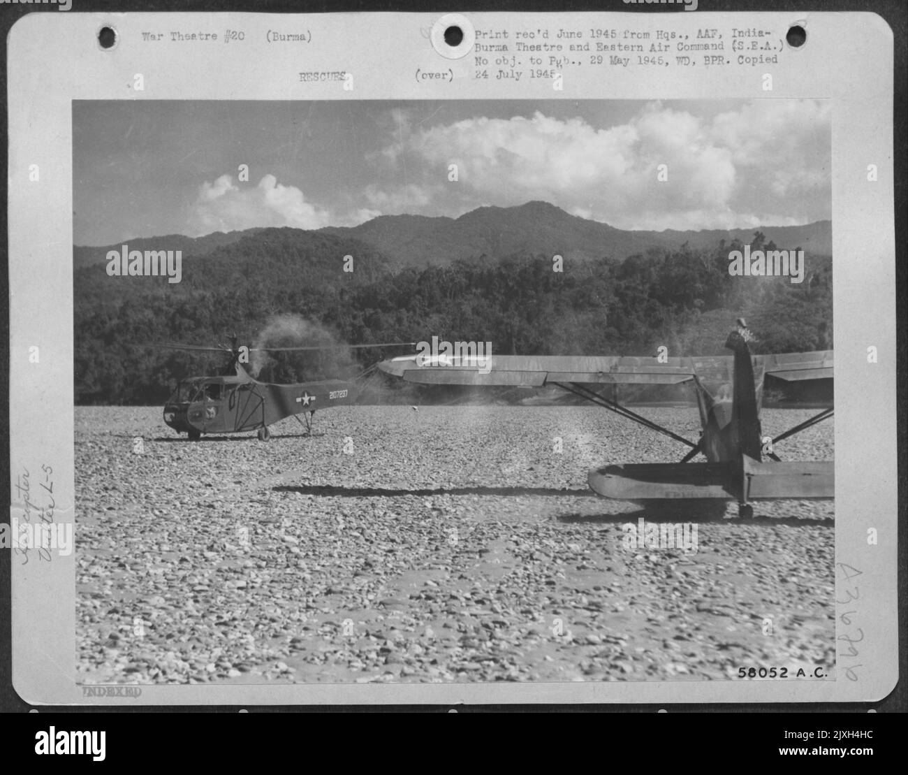 L'elicottero Sikorsky Yr-4, mentre era in missione di salvataggio, era a corto di gas mentre si avvicinava a Sinkaling Hkamti, in Birmania, e si stabilì su Una Sand Bank sul vicino fiume Chindwin. Il carburante è stato fatto cadere all'elicottero dal Vultee L-5 nel primo piano destro, Foto Stock