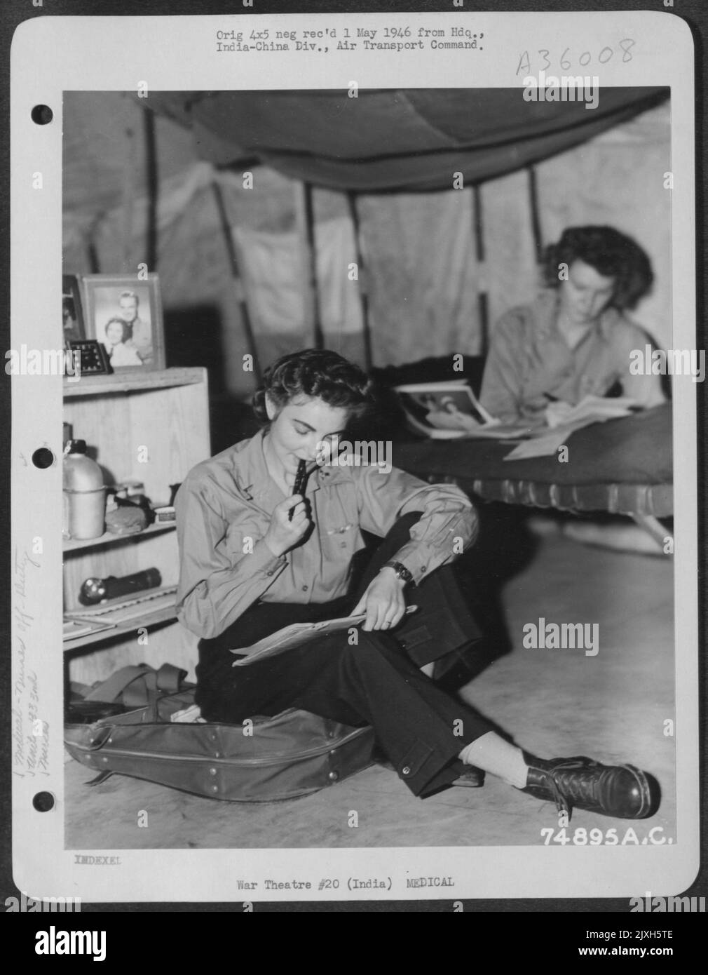 Mentre non in servizio queste due infermiere alla base 1333Rd AAF, Air Transport Command, prenderanno tempo per scrivere ai loro cari a casa. Assam, India. Foto Stock