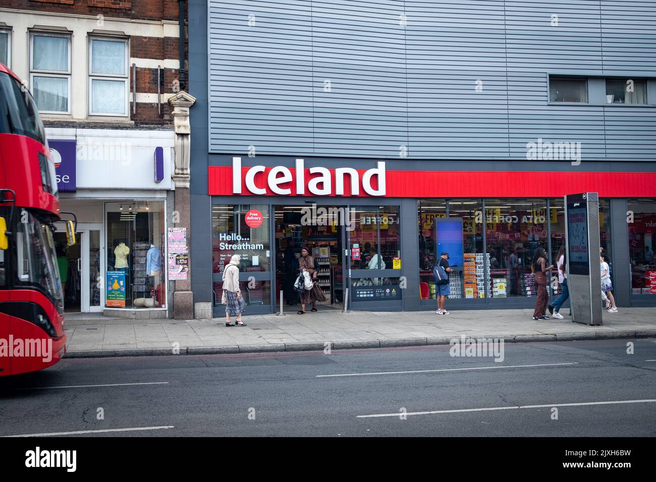 Londra - Agosto 2022: Negozio Islanda su Streatham High Road, un supermercato britannico specializzato in cibi surgelati Foto Stock