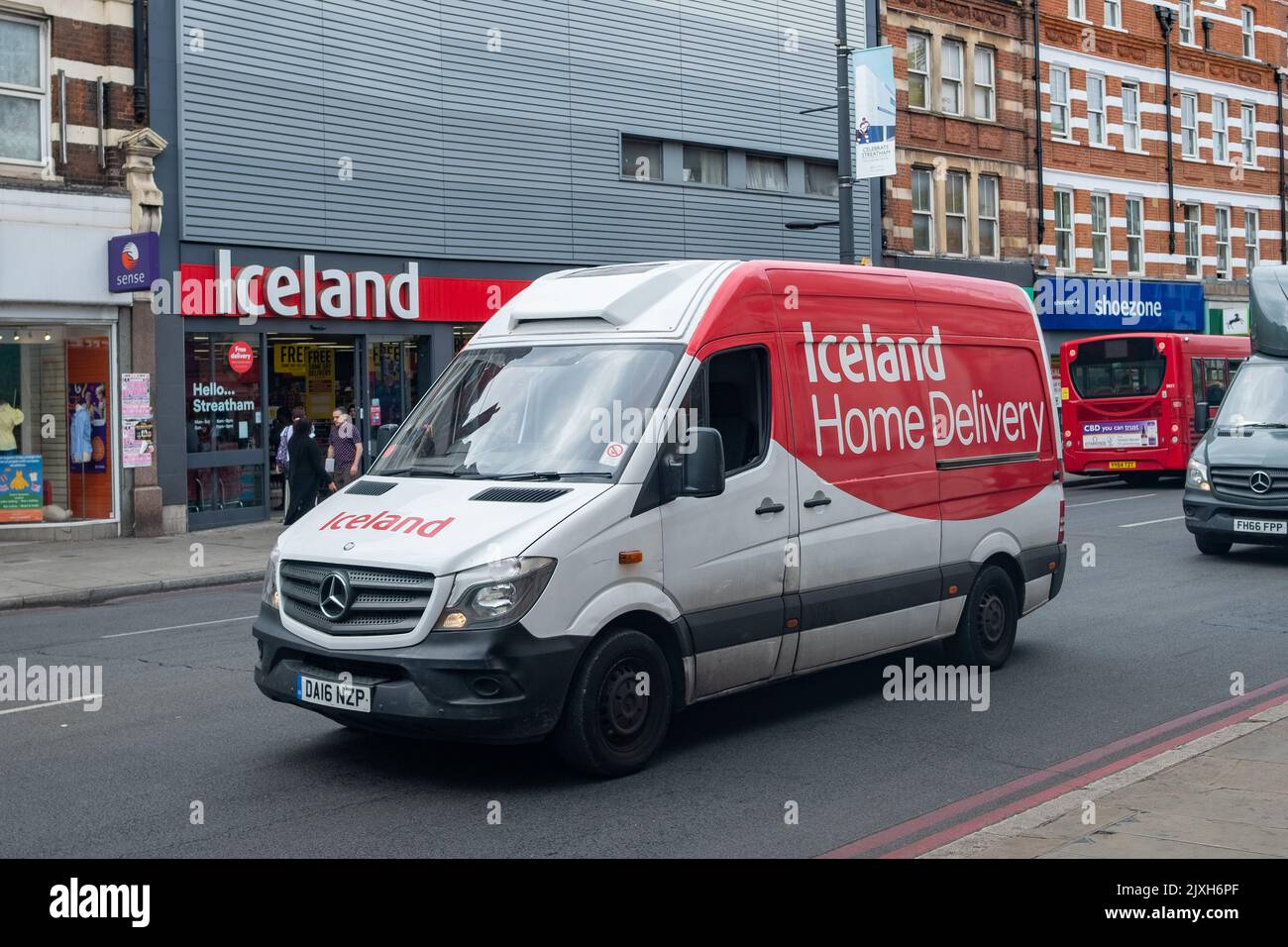 Londra - Agosto 2022: Islanda negozio e camion di consegna su Streatham High Road, un supermercato britannico specializzato in cibi congelati Foto Stock