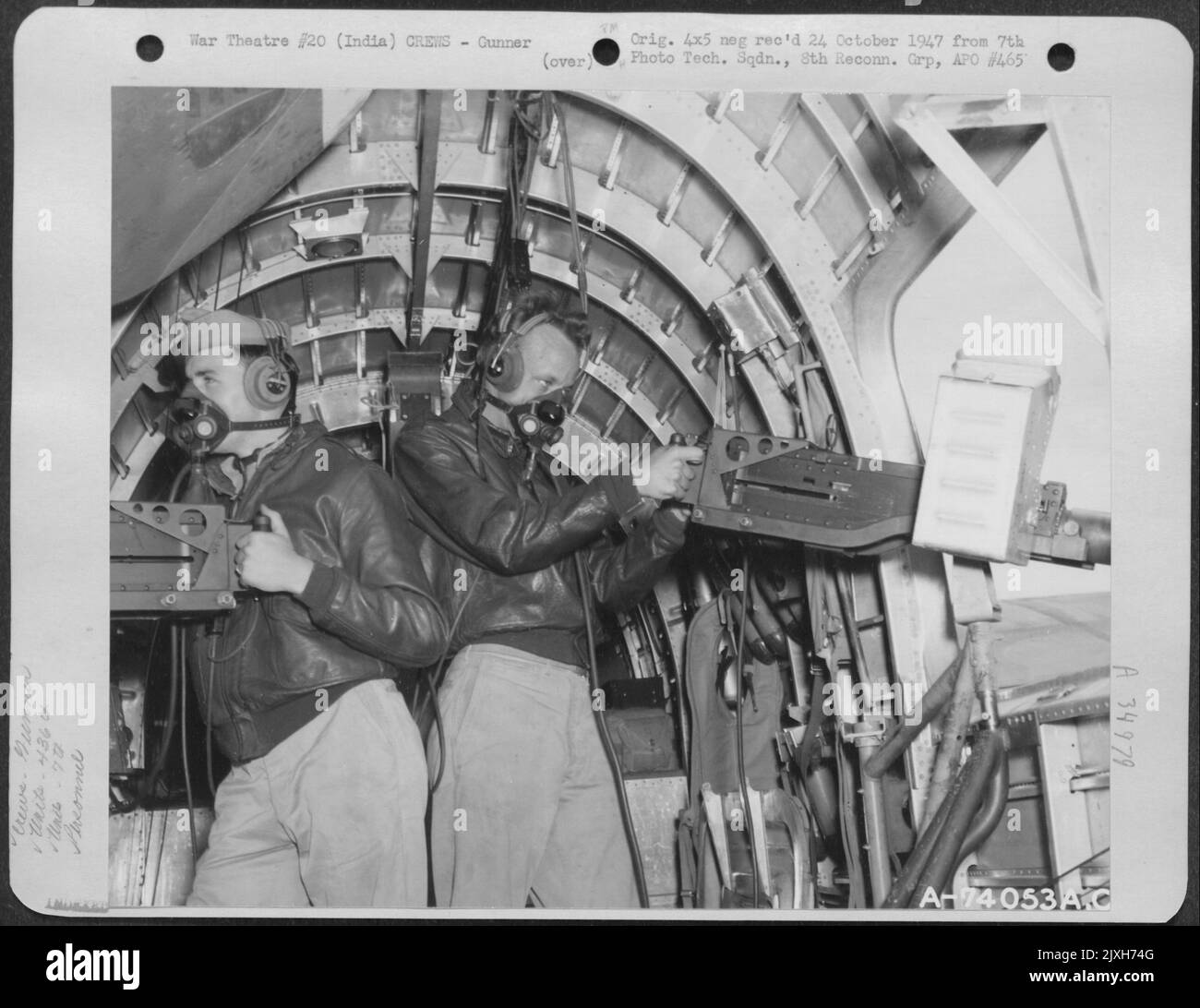 Aerei Gunners del 436Th Bomb Squadron, 7th Bomb Group ai loro posti in Un B-24 consolidato a Bishnuper Airfield, India. Sono S/Sgt. L.C. Reynolds di Yakima, Washington e S/Sgt. S.W. Schmiett di Midvale, Utah. 25 marzo 1943. Foto Stock