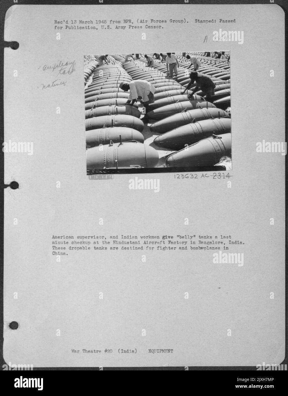 Il Supervisore americano e gli operai indiani danno i carri armati 'Belly 'Un controllo dell'ultimo minuto alla fabbrica di velivoli di Hindustani a Bangalore, India. Questi carri armati Dropable sono destinati agli aerei Fighter e Bomber in Cina. Foto Stock