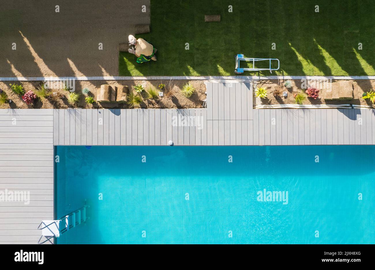 Poolside New Natural Erba Turfs Installazione eseguita da professionista paesaggista. Residenziale piscina dintorni Design. Foto Stock