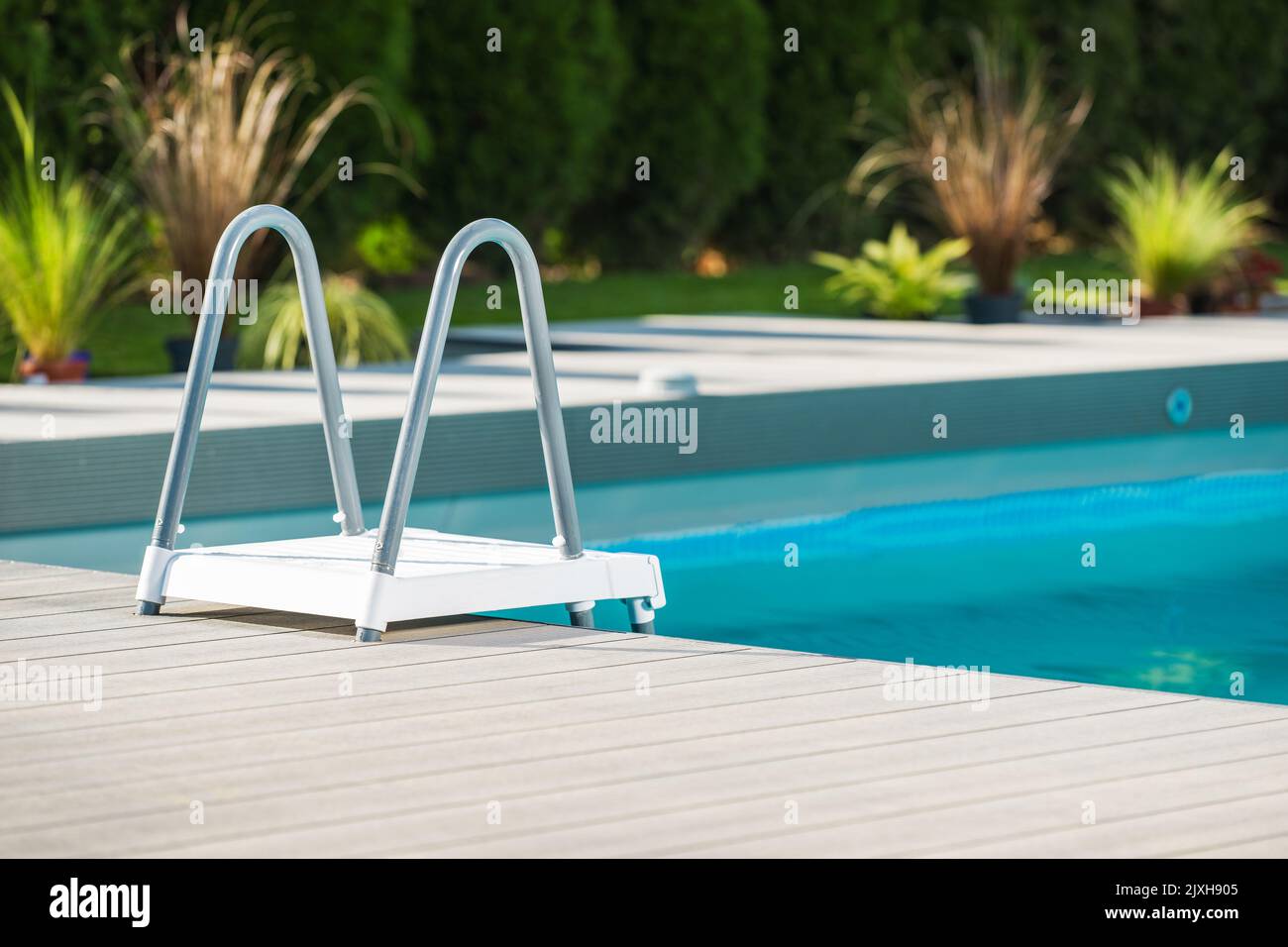 Scaletta per piscina residenziale esterna Close Up. Backyard Recreation tema. Foto Stock