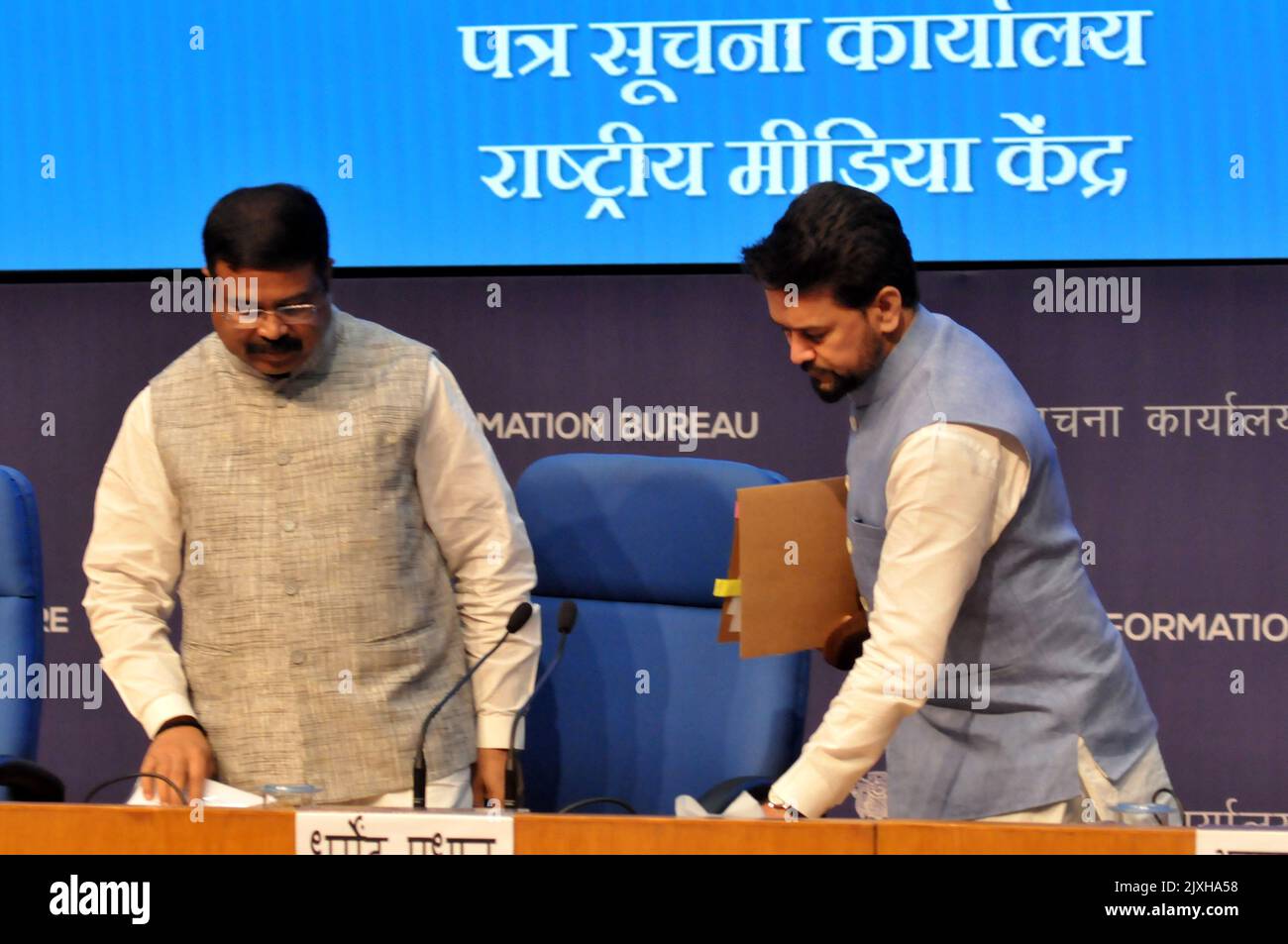 Nuova Delhi, Delhi, India. 7th Set, 2022. Ministro dell'Unione dell'Istruzione Dharmendra Pradhan (sinistra) e Anurag Singh Thakur Ministro dell'Unione dell'informazione e della radiodiffusione e dello sport (destra) Indirizzo ai mezzi di comunicazione durante il briefing sulle decisioni di riunione del gabinetto sindacale, al Centro nazionale dei media a Nuova Delhi il mercoledì. (Credit Image: © Ravi Batra/ZUMA Press Wire) Credit: ZUMA Press, Inc./Alamy Live News Foto Stock