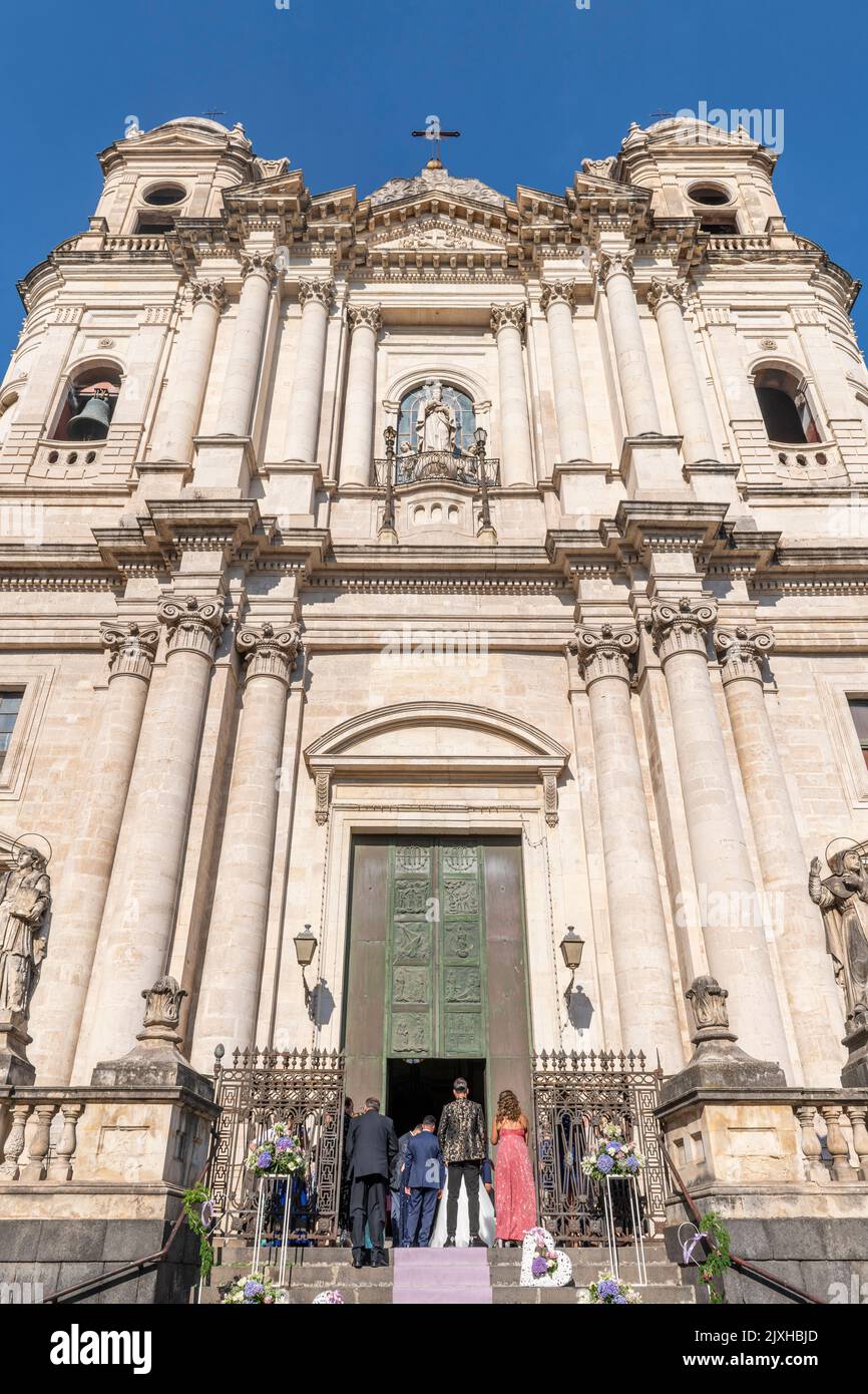 Un matrimonio si svolge sotto l'imponente facciata del 19c della chiesa di San Francesco d'Assisi all'Immacolata, Catania, Sicilia Foto Stock