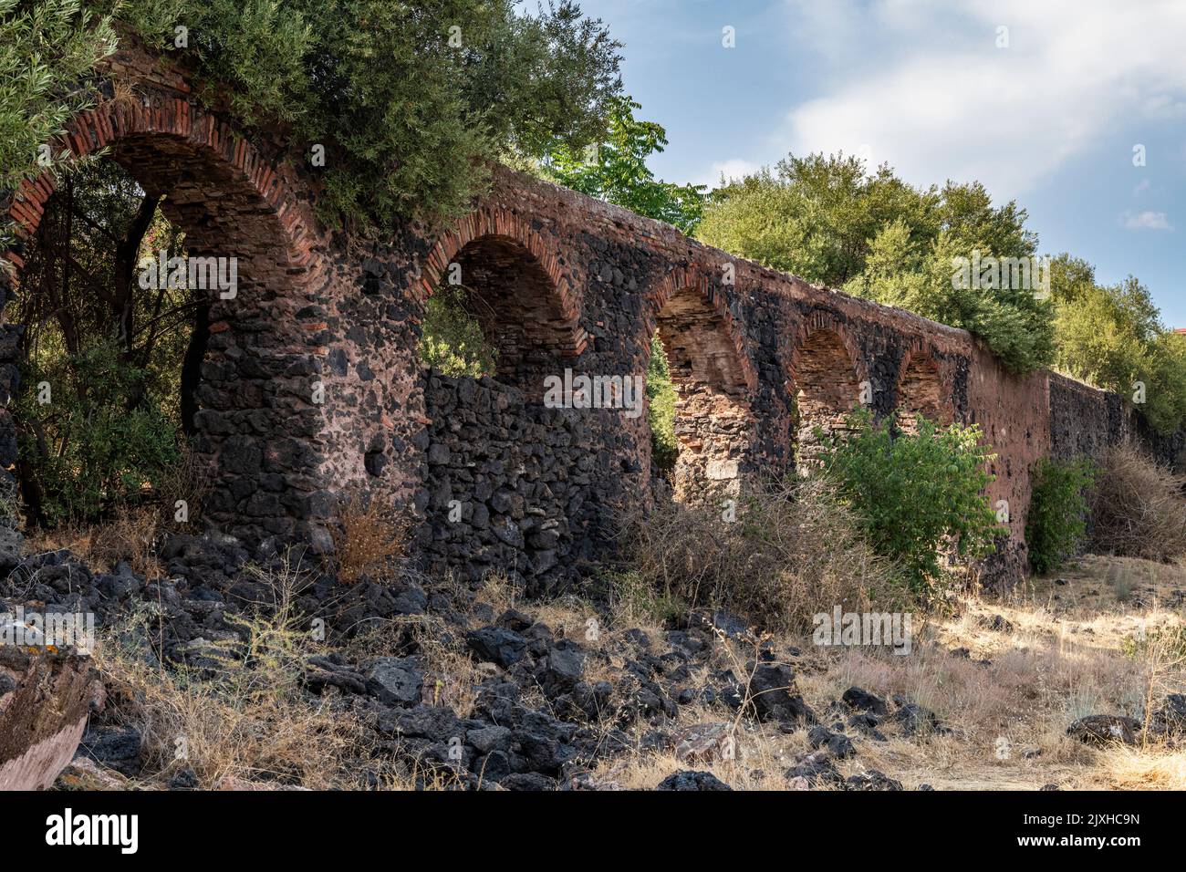 Un antico acquedotto romano attraversa il Parco Gioeni, nella parte settentrionale di Catania, in Sicilia Foto Stock