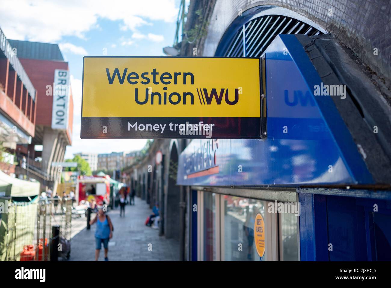 Londra - Agosto 2022: Cartello Western Union all'esterno del negozio di alta strada - un servizio di trasferimento di denaro Foto Stock