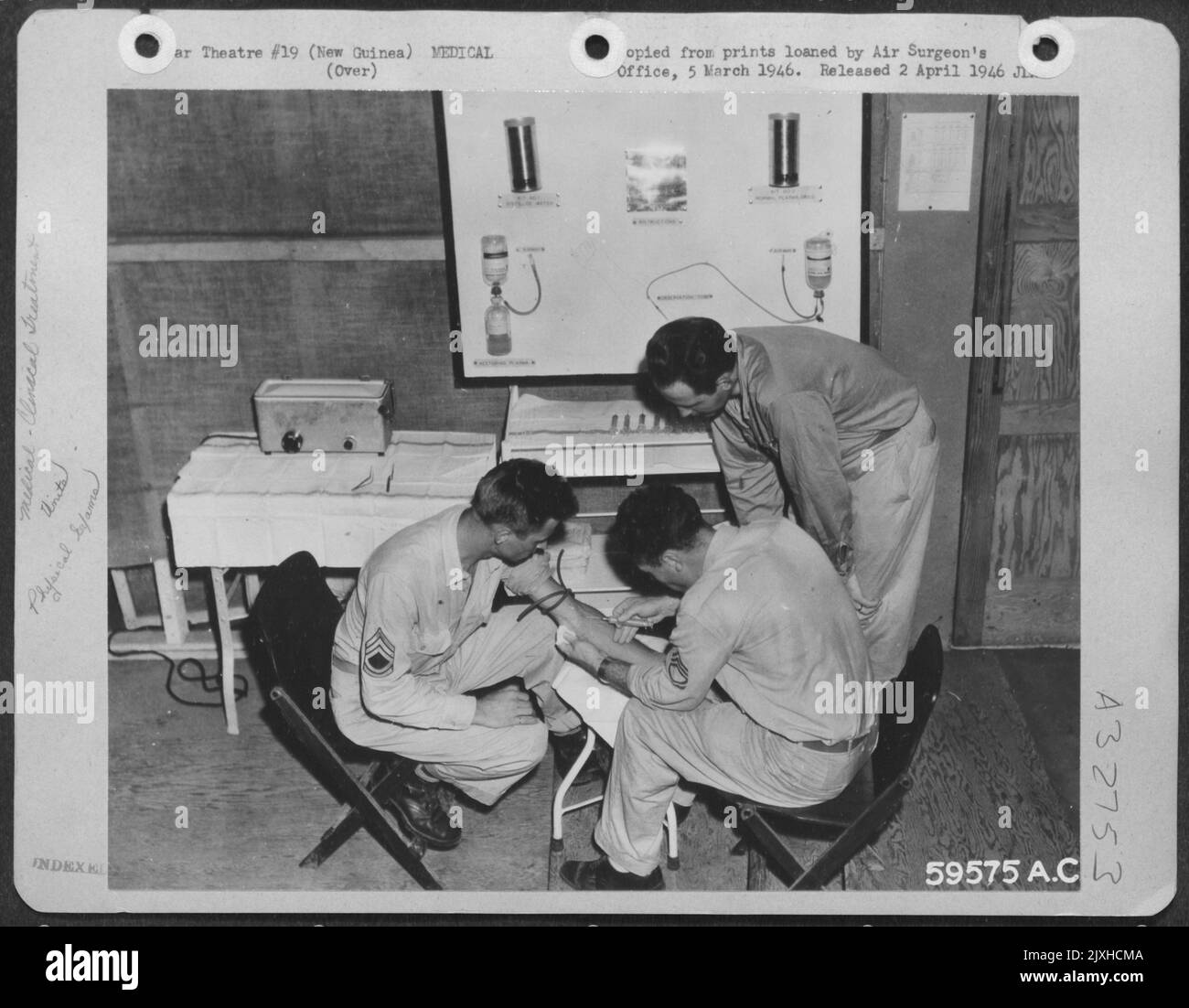 Esame fisico del membro dell'equipaggio presso 2nd Central Medical Establishment, Nadzab, Nuova Guinea. Foto Stock