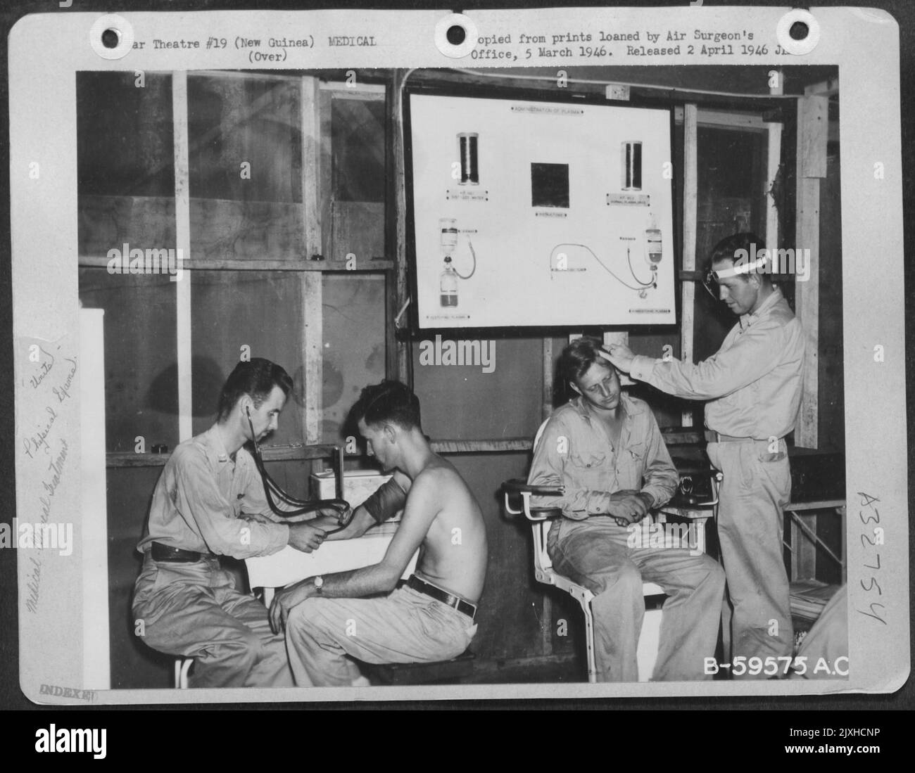 Screening esame medico dei membri dell'equipaggio aereo presso 2nd Central Medical Establishment, Nadzab, Nuova Guinea, prima di andare in congedo. Foto Stock