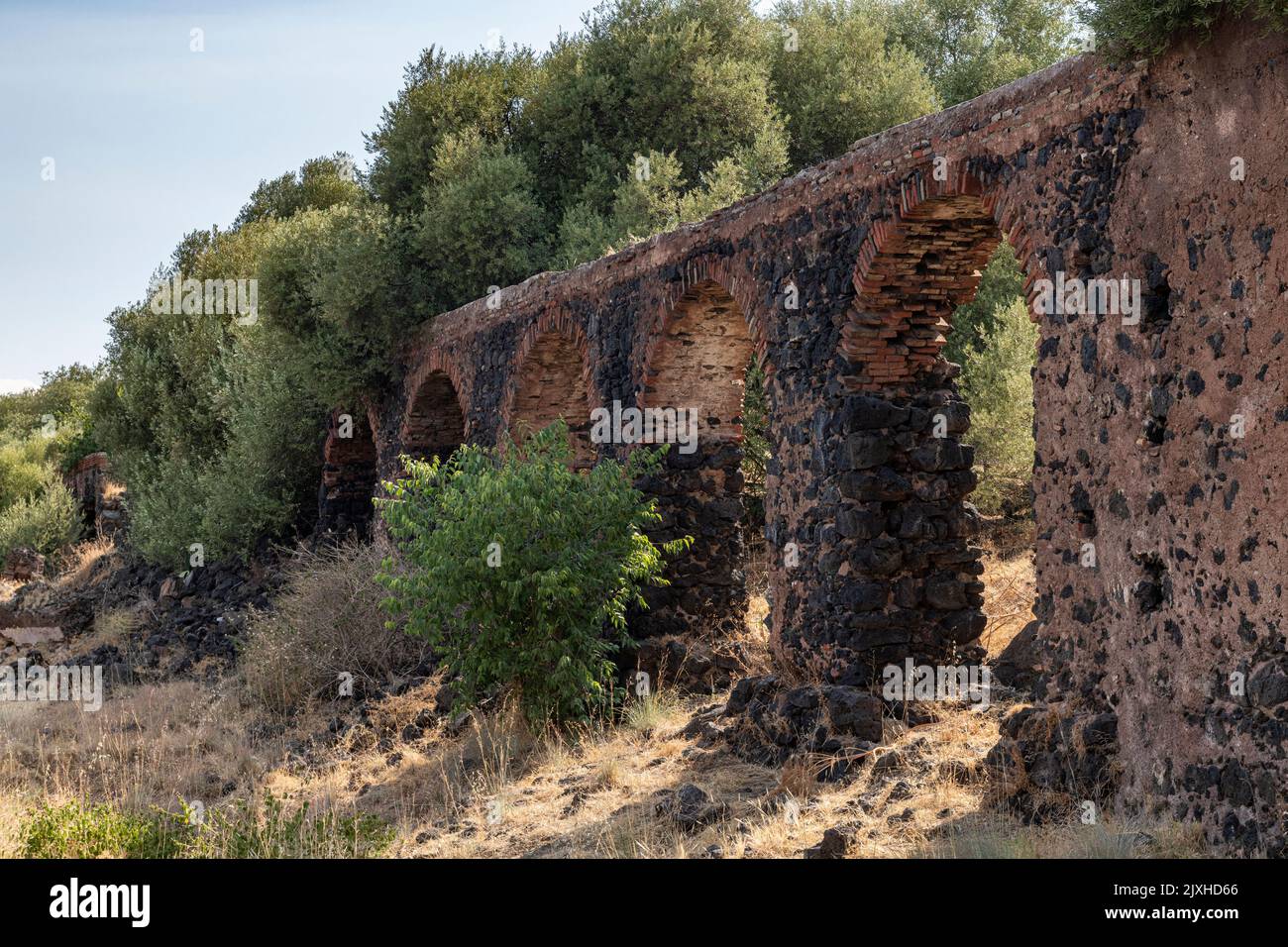 Un antico acquedotto romano attraversa il Parco Gioeni, nella parte settentrionale di Catania, in Sicilia Foto Stock
