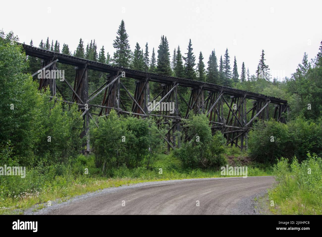 Vecchio ponte di traliccio della ferrovia di legno sul fiume; Skagway, Alaska, Foto Stock