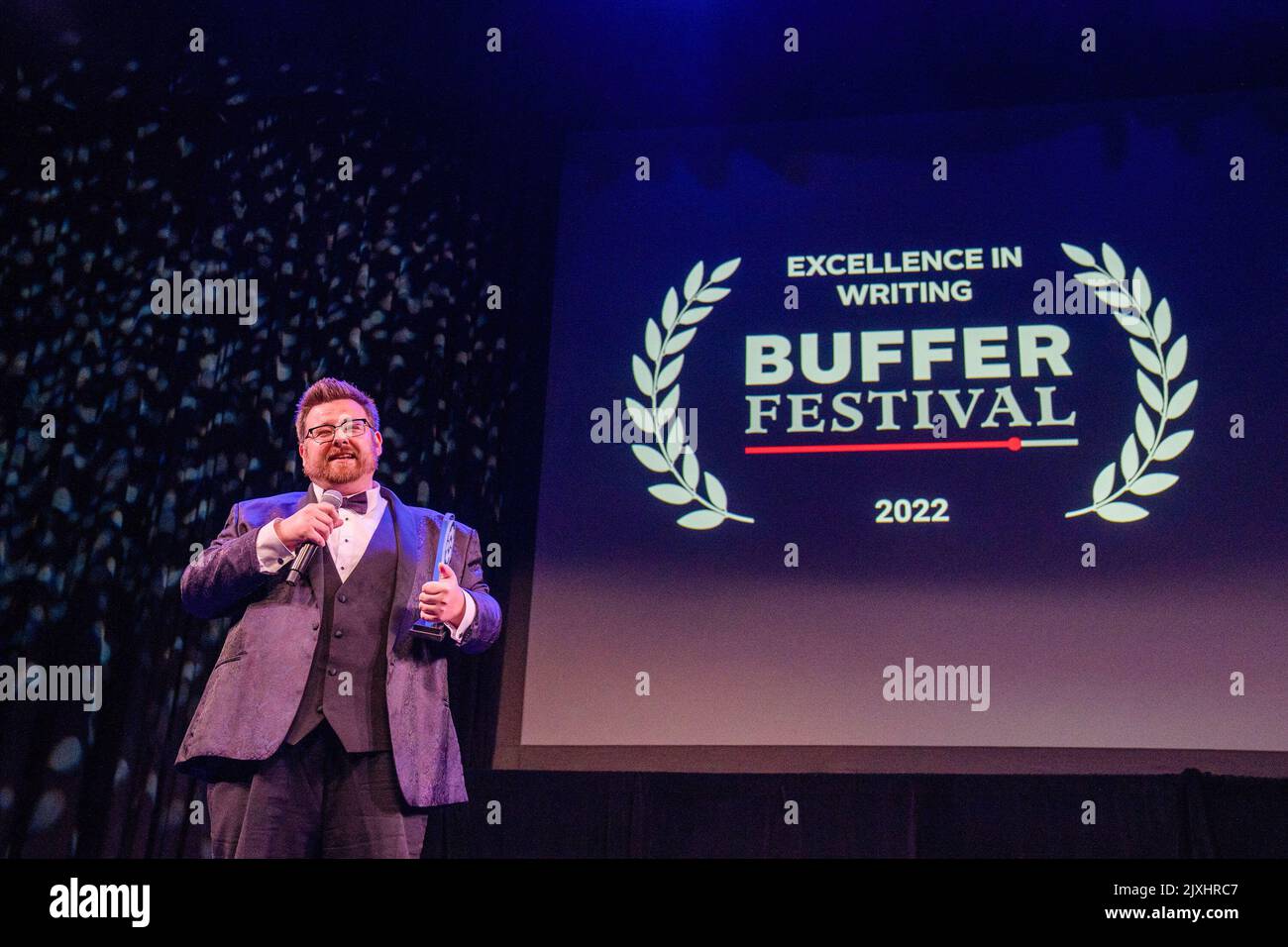 Toronto, Canada. 28th ago, 2022. Thomas Ridgewell vince il premio Excellence in Writing Award per ìThe Bame Gameî al Buffer Festival Gala Screening. Buffer Festival è il più grande festival internazionale del cinema digitale. Curando e celebrando le anteprime video dei più acclamati creatori digitali di oggi. Credit: SOPA Images Limited/Alamy Live News Foto Stock