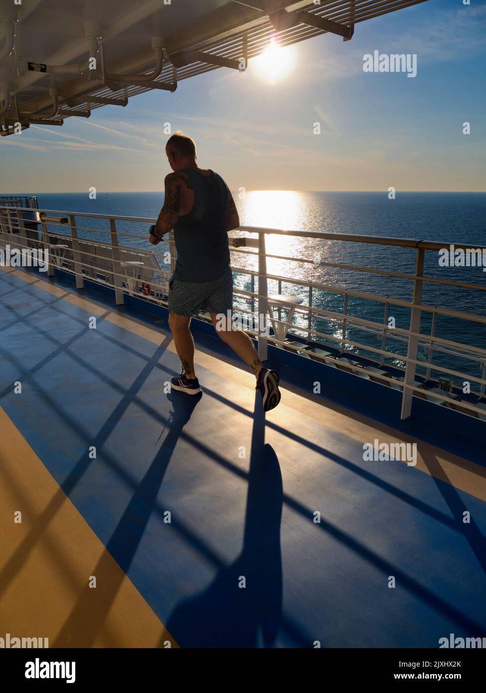 Le piste da corsa sono la mia arma segreta e il luogo di tiro preferito quando a bordo delle navi da crociera. Non solo aiutano nella lotta contro i lascini degli ov Foto Stock