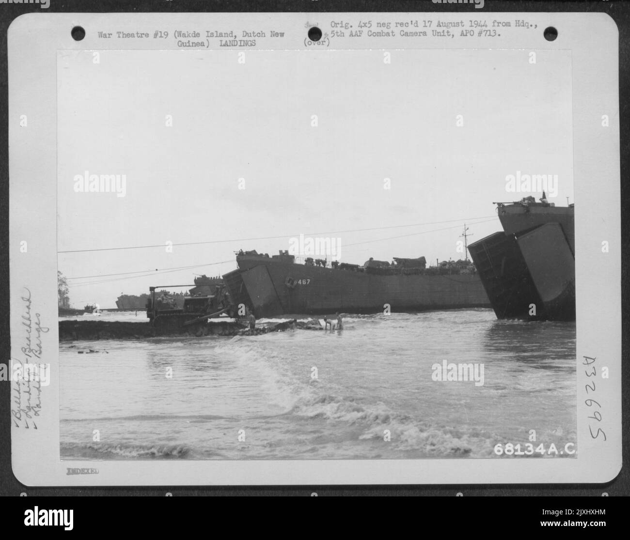 All'isola di Wakde, Nuova Guinea olandese, il 28 giugno 1944, viene costruita una rampa, con l'aiuto di un bulldozer, allo scopo di caricare le LST (carri armati delle navi di sbarco) prima dell'invasione dell'isola di Noemfoor, avvenuta quattro giorni dopo. Foto Stock