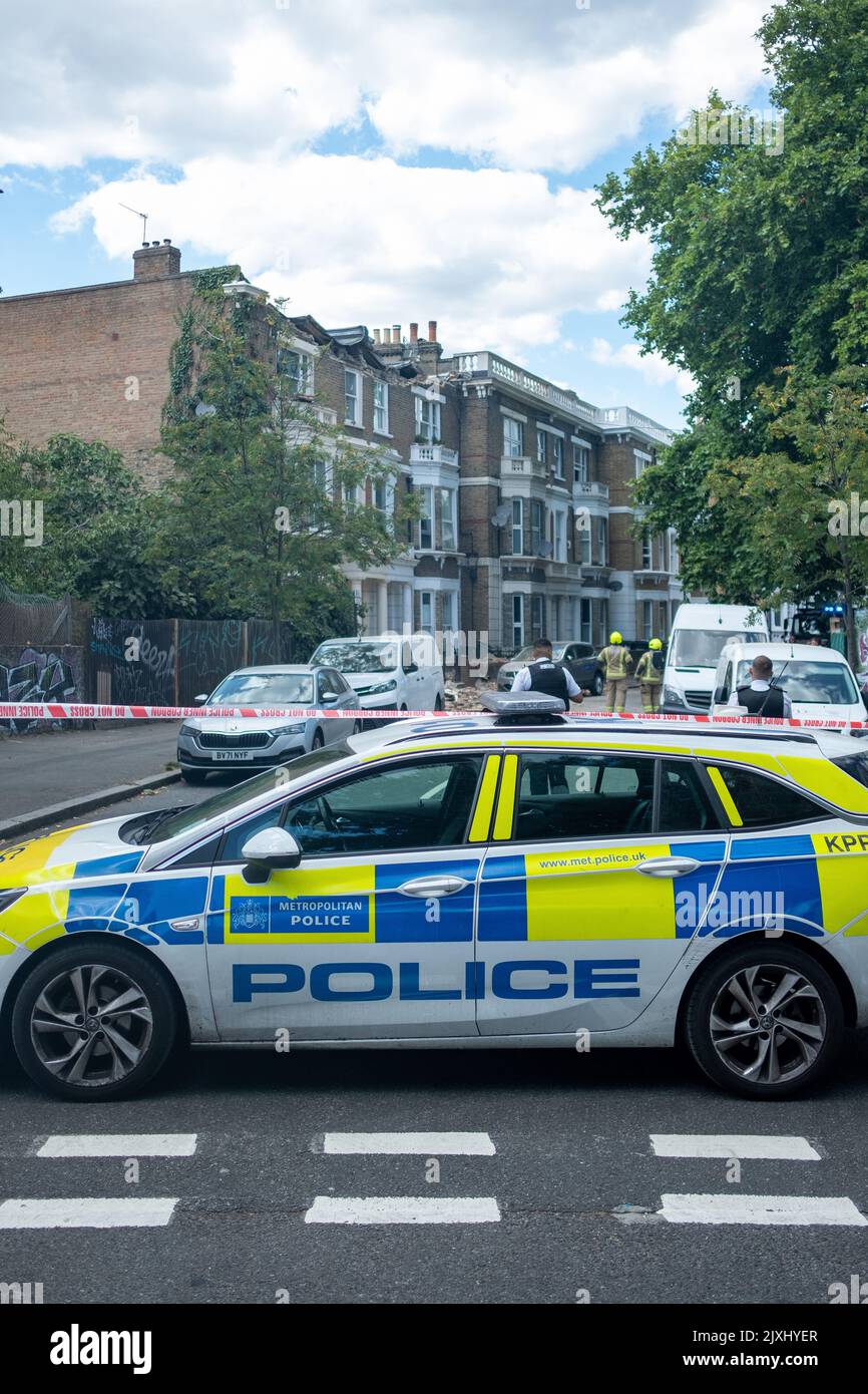 Londra - Agosto 2022: La polizia si trova a Brixton, nel sud-ovest di Londra Foto Stock
