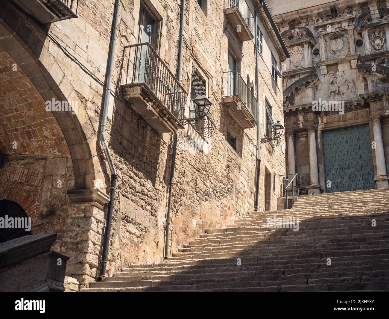 La vista della scalinata medievale di Sant-Domenec sotto la luce del sole Foto Stock