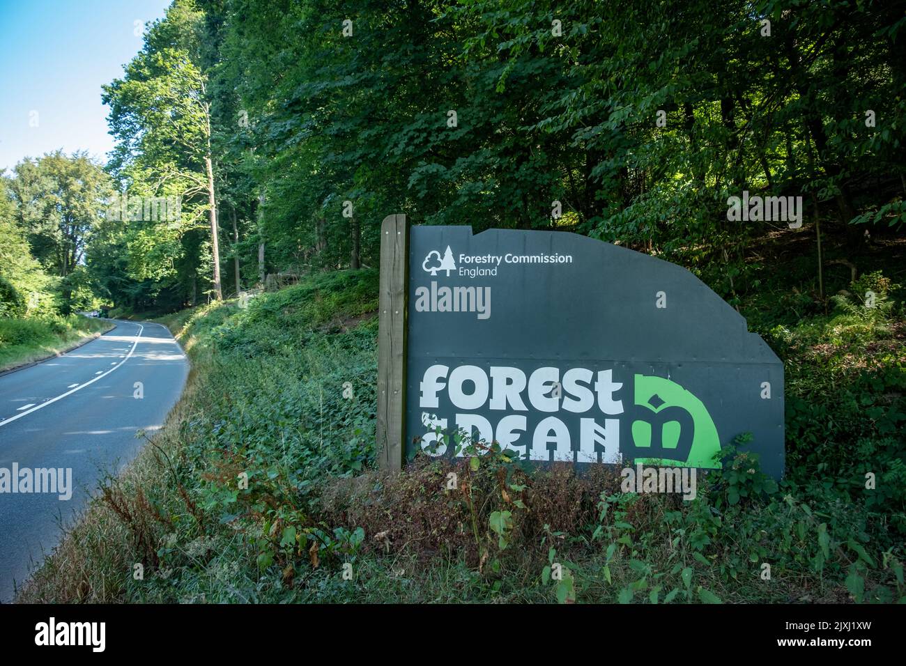 Gloucestershire, Inghilterra UK- Agosto 2022: Un'auto che guida fino al confine della Foresta di Dean. Una riserva naturale forestale e destinazione turistica Foto Stock