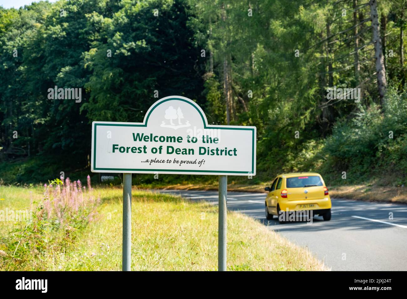 Gloucestershire, Inghilterra UK- Agosto 2022: Un'auto che guida fino al confine della Foresta di Dean. Una riserva naturale forestale e destinazione turistica Foto Stock