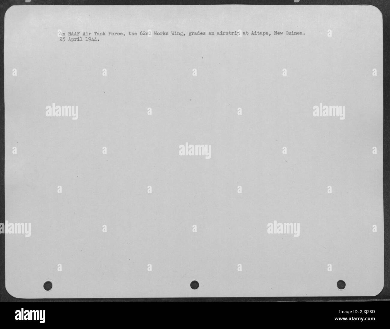 Una RAAF Air Task Force, la 62nd Works Wing, classifica una pista di volo ad Aitape, Nuova Guinea. 25 aprile 1944. Foto Stock