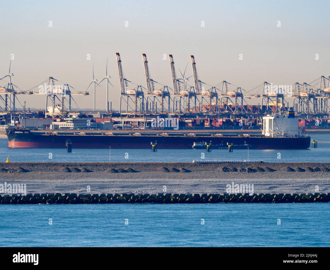 Il porto di Rotterdam è il più grande porto marittimo d'Europa, e il più grande al mondo al di fuori dell'Asia la sua scala è semplicemente sbalorditivo, coprendo 105 kki quadrati Foto Stock