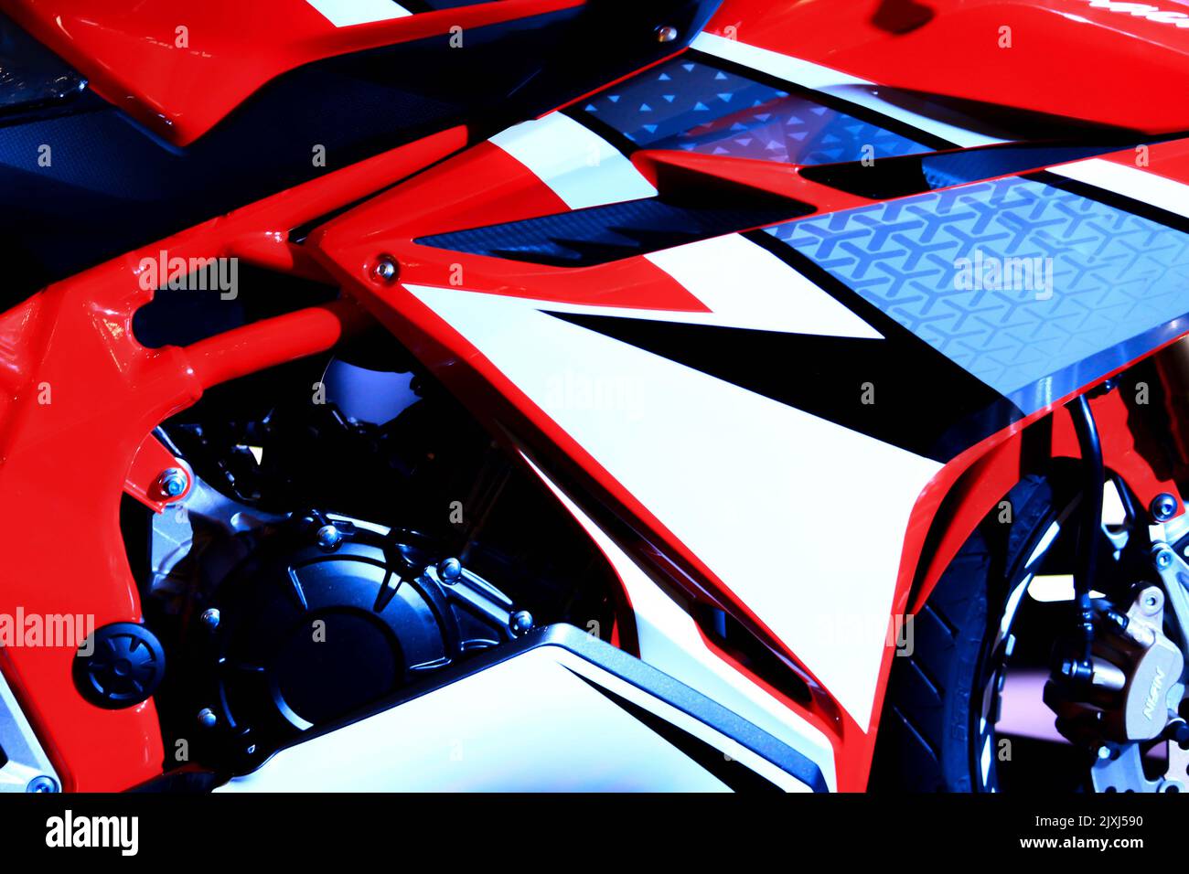 Moto racing wrap rosso nero. Kit di disegno della decalcomania della striscia del veicolo illustrata su ordinazione per i lati della motocicletta, disegno dell'ala geometrico appuntito affilato. Foto Stock