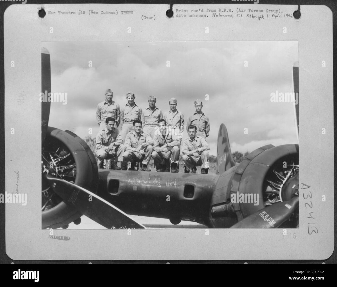 Equipaggio del Boeing B-17 Fortezza volante della Quinta Aeronautica in Nuova Guinea. In basso, da sinistra a destra: 1st Lt. James C. Diffenderfer, Sprigg, W. Virginia; 2nd Lt. Jack L. Campbell, Fresno, California; 2nd Lt. William A. Grosenburg, Newark, Ohio, 2nd Foto Stock