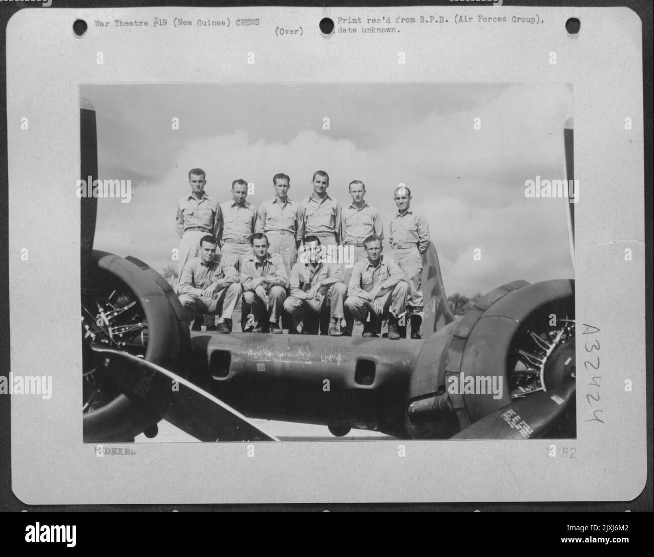 Equipaggio della Boeing B-17 Fortezza volante in Nuova Guinea. In basso, da sinistra a destra: 1st Lt. James T. Murphy, Roundup, Montana; 2nd Lt. James W. Hale, Bangs, Texas; 2nd Lt. Nathan J. Hirsh, Austin, Texas; 2nd Lt. John C. Lombard, Scarsdale, New York. Foto Stock