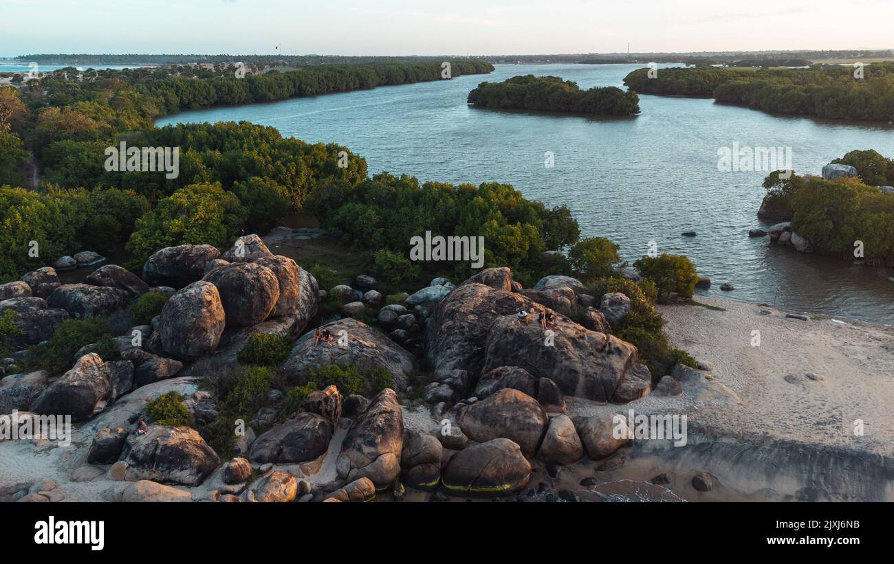 Paesaggio oceanico, costa rocciosa, fuco, acqua e spiaggia, Arugam Bay sulla costa orientale dello Sri Lanka. Foto Stock