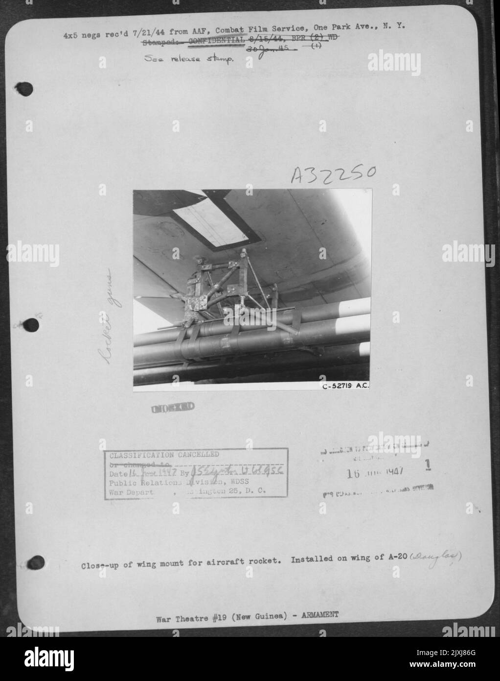Primo piano del supporto alare per razzo aereo. Installato sull'ala di A-20. Foto Stock Primo piano del supporto alare per razzo aereo. Installato sull'ala di A-20. Foto Stock