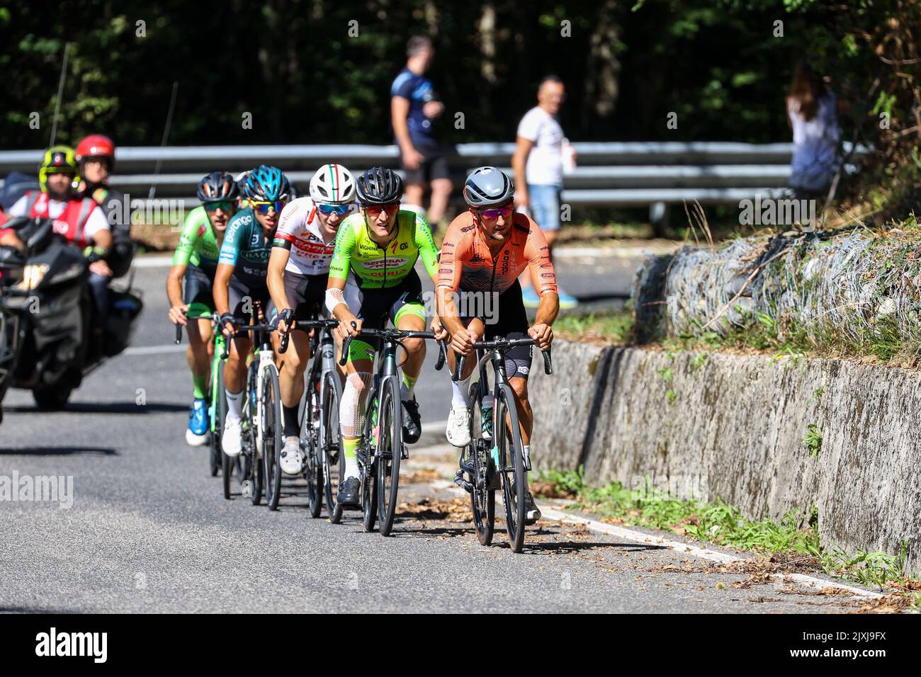 Udine, Italia. 04th Set, 2022. Liam Bertazzo (Maloja Pushnikers) che conduce una manciata di attaccanti sul Monte Croce GPM durante il giro del Fiuli Venezia Giulia U23 - tapa 4 - Trieste-Udine, Ciclismo di strada a Udine, settembre 04 2022 Credit: Independent Photo Agency/Alamy Live News Foto Stock