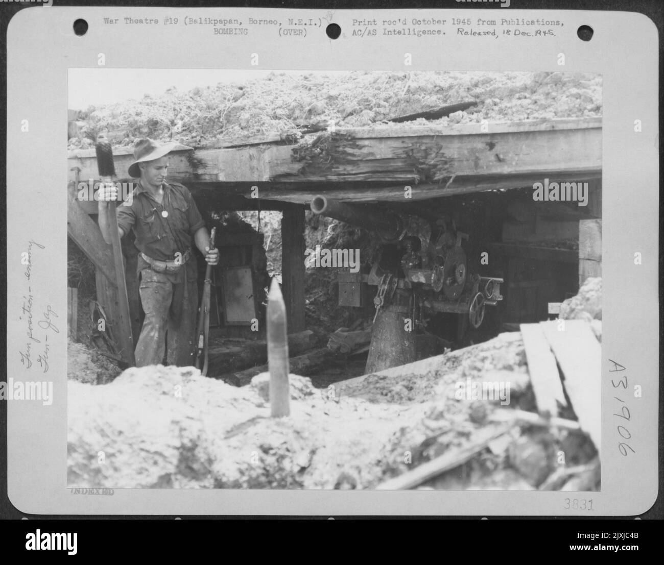 I bombardamenti di salto hanno rappresentato gli equipaggi di pistola le cui armi, come questo tipo adattato della marina del nip 75 mm, sono state scavate in innumerevoli colline e protette dai colpi diretti dai timberi aspro del mogano. 'Jungle Air Force' B-25's, specialisti di questo tipo di bombardamenti Foto Stock