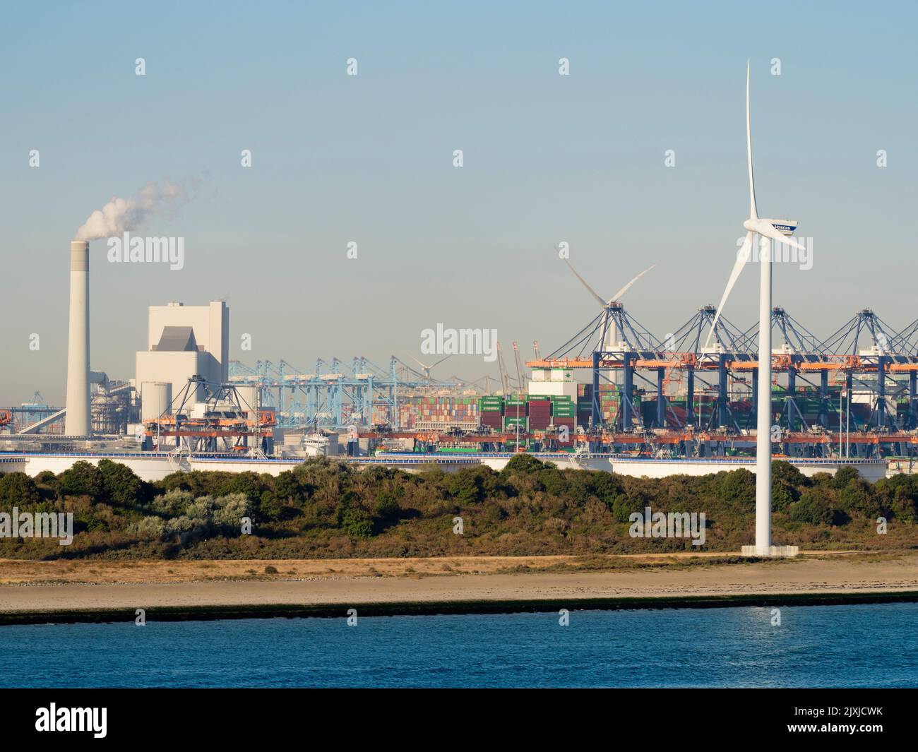 Il porto di Rotterdam è il più grande porto marittimo d'Europa, e il più grande al mondo al di fuori dell'Asia la sua scala è semplicemente sbalorditivo, coprendo 105 kki quadrati Foto Stock