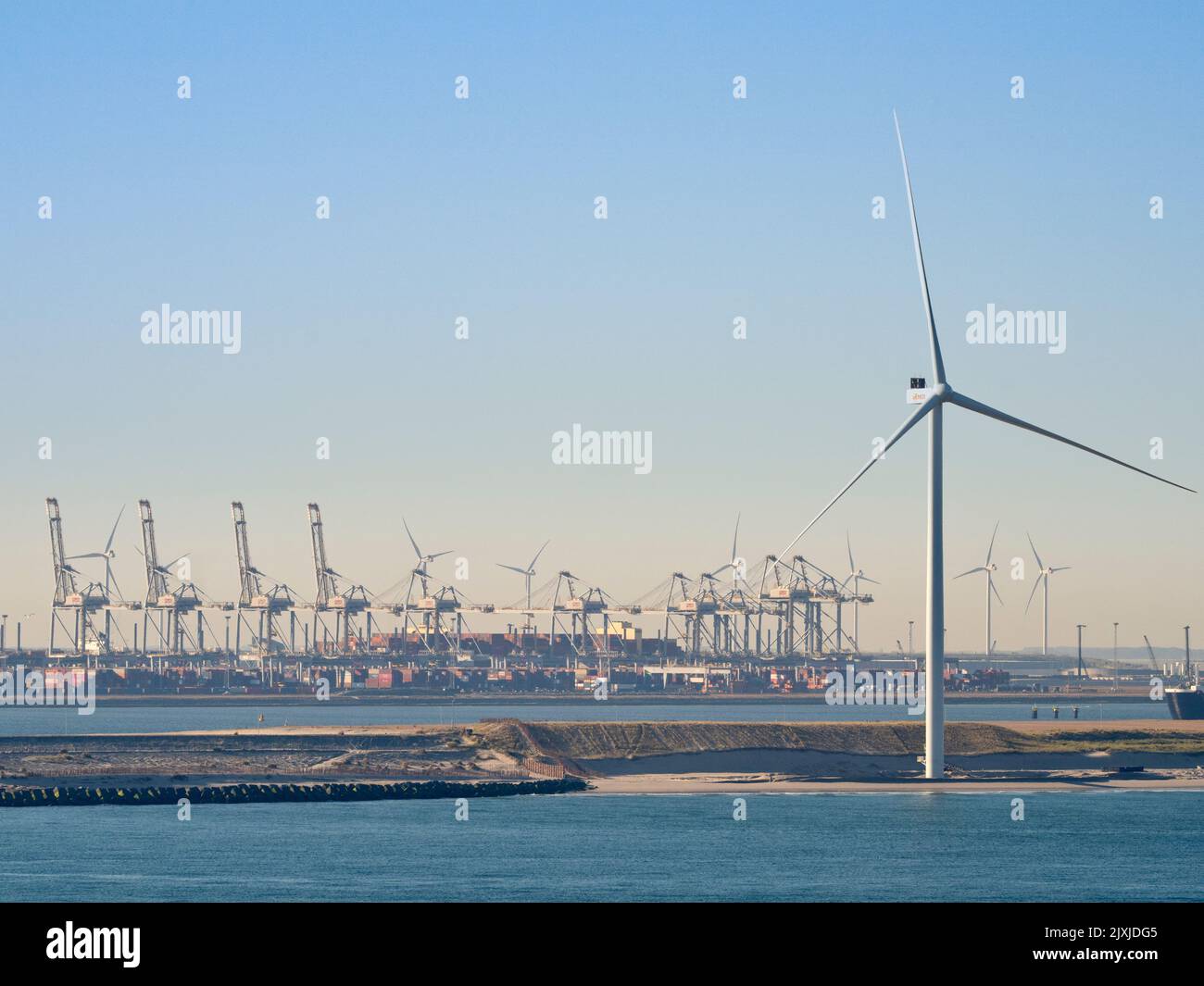 Il porto di Rotterdam è il più grande porto marittimo d'Europa, e il più grande al mondo al di fuori dell'Asia la sua scala è semplicemente sbalorditivo, coprendo 105 kki quadrati Foto Stock