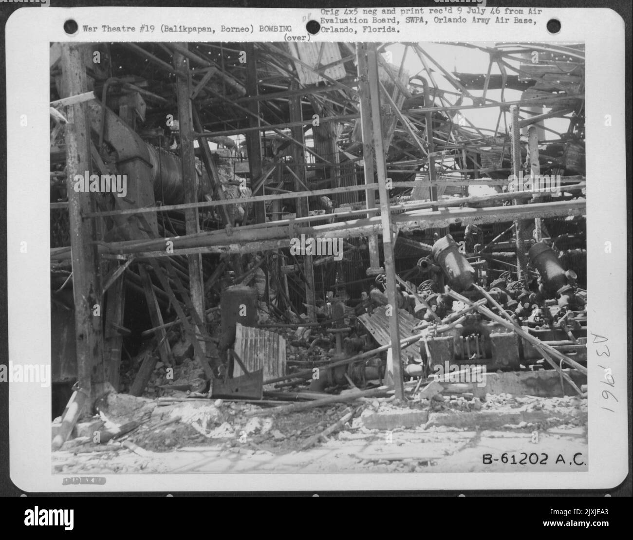 250 libbra bomba per uso generale, istantaneamente fuso, distrutto la sezione caldaia di impianto di cracking sul Serpoeleh Ridge, Balikpapan, Borneo. La persona mostrata nella fotografia è in piedi accanto ad un cratere in cemento che era 6' x 4'. 12 agosto 1945. Foto Stock