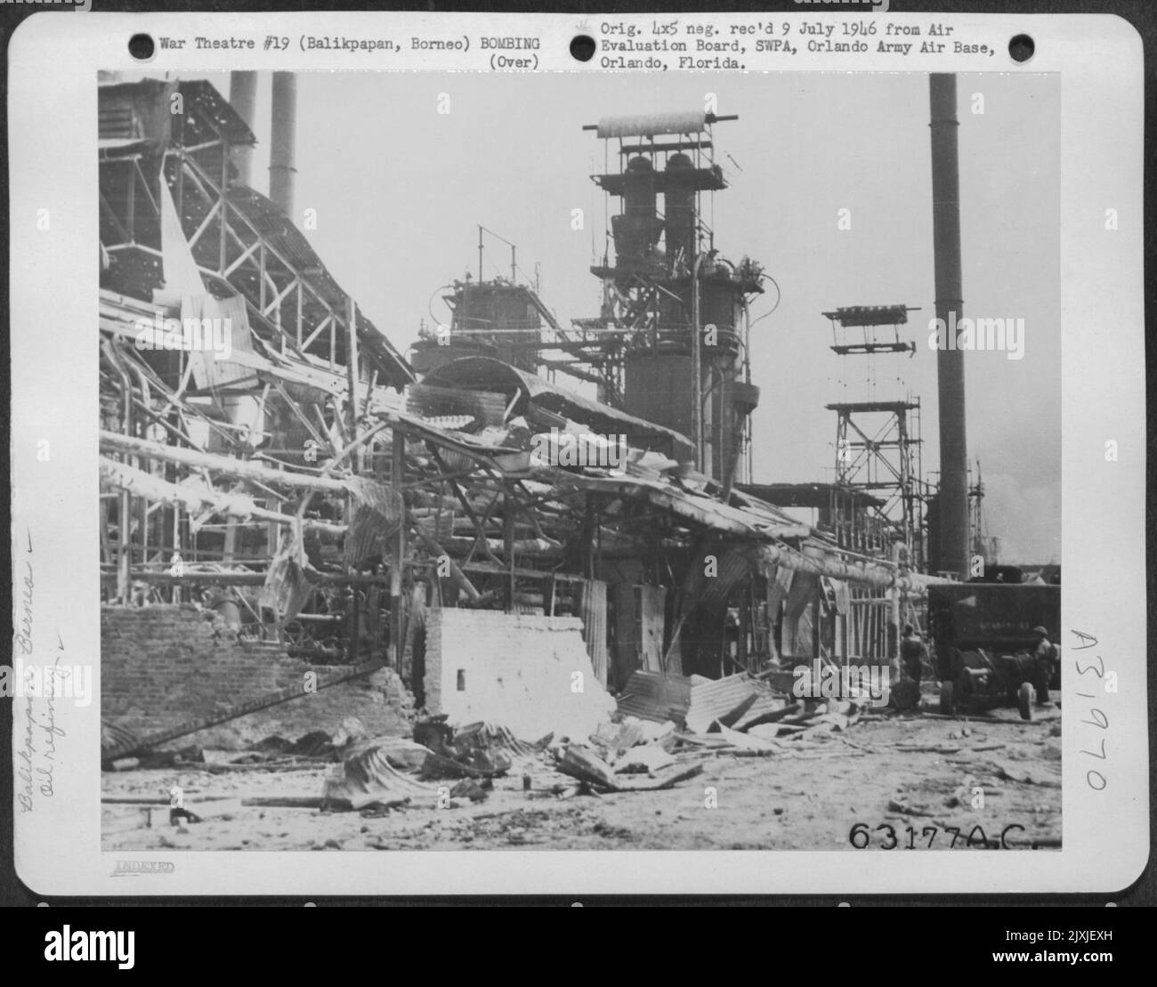 Operazione Balikpapan 1-31 luglio 1945-Balikpapan relitto-acciaio Twisted e macerie sono tutti che sono rimasti di questa raffineria di petrolio a Balikpapan, di proprietà della Royal Dutch Shell Oil Company. Le riparazioni sono iniziate subito dopo la liberazione del territorio Foto Stock