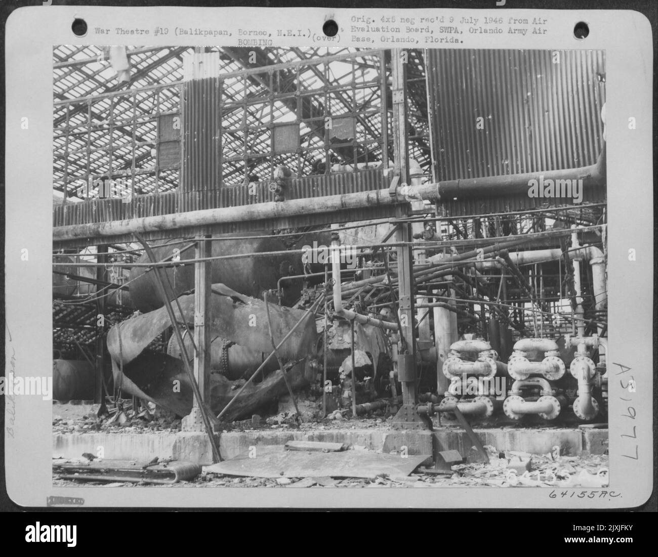 Un colpo diretto da una bomba per uso generale da 100 libbre su serbatoi di compressione in un impianto di zolfo nella zona di Pandansari. Balikpapan, 4 agosto 1945. Foto Stock